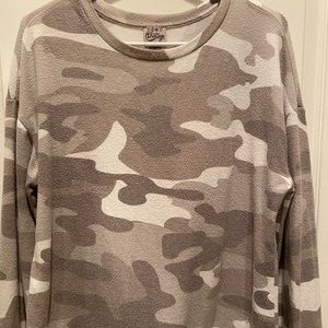 long sleeve camo top , brand: como vintage , size: M